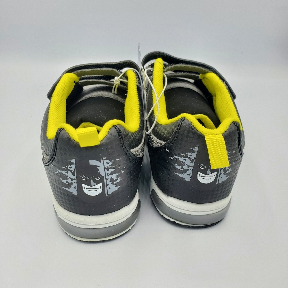 Batman Boys Black/Yellow/Silver Light Up Shoes 13 - Picture 4 of 9